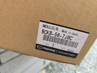 Молдинг решетки радиатора передний Mazda3 2018-2022 ( BP )