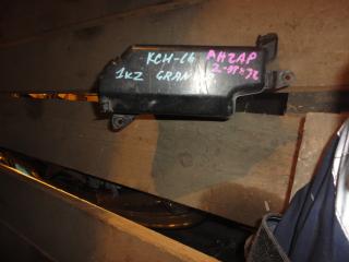 Запчасть блок предохранителей Toyota Granvia