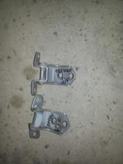 Запчасть петля дверная передняя левая MAZDA Tribute