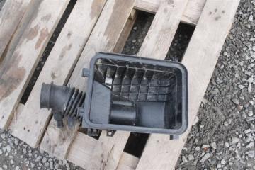Корпус воздушного фильтра TOYOTA Spade ncp141 1nz-fe 3 ракурс