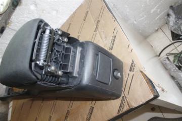 Бардачок между сиденьями TOYOTA AVENSIS AZT250 2 ракурс