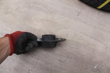 Запчасть подушка двигателя левая NISSAN MARCH