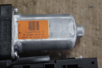 Мотор стеклоподъемника правый передний VOLVO V50 MW43 2 ракурс