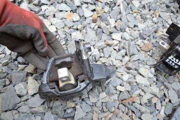 Подушка двигателя левая VOLKSWAGEN POLO 9n3 bts 1 ракурс Подушка двигателя левая VOLKSWAGEN POLO 9n3 bts 1 ракурс