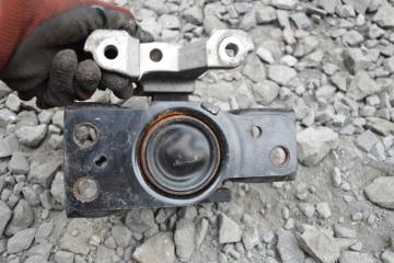 Фото запчасти подушка двигателя правая NISSAN CUBE контрактная запчасть Запчасть подушка двигателя правая NISSAN CUBE