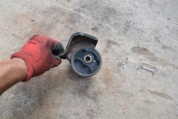 Подушка двигателя передняя MITSUBISHI RVR SPORT GEAR N74W 4g64 2 ракурс Подушка двигателя передняя MITSUBISHI RVR SPORT GEAR N74W 4g64 2 ракурс