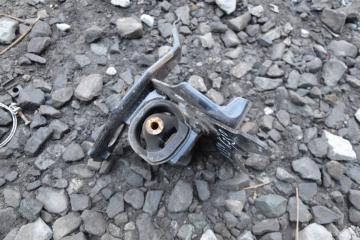 Подушка двигателя левая TOYOTA RACTIS ncp100 1nz-fe 3 ракурс