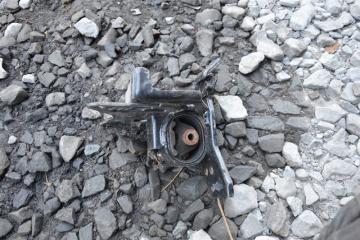 Подушка двигателя левая TOYOTA Spade ncp141 1nz-fe 2 ракурс Подушка двигателя левая TOYOTA Spade ncp141 1nz-fe 2 ракурс