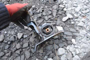 Подушка двигателя левая TOYOTA Spade ncp141 1nz-fe 3 ракурс