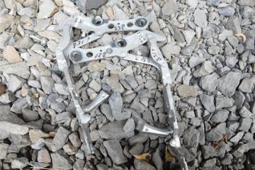 Петля капота BMW X3 e83 n52b25 1 ракурс