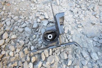 Подушка двигателя левая TOYOTA RACTIS scp100 2sz-fe 2 ракурс