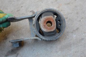 Подушка двигателя задняя Toyota Ractis NCP100 1nz-fe 3 ракурс