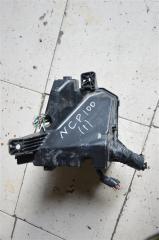 Блок предохранителей TOYOTA RACTIS NCP100 1NZ-FE 2 ракурс
