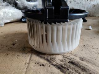 Мотор печки задний Toyota Noah AZR60 1az-fse 3 ракурс