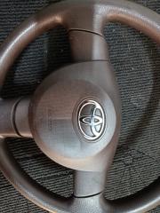 Руль TOYOTA PASSO KGC30 1KR-FE 2 ракурс Руль TOYOTA PASSO KGC30 1KR-FE 2 ракурс