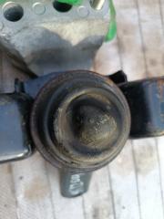 Подушка двигателя правая TOYOTA PASSO KGC30 1KR-FE 3 ракурс