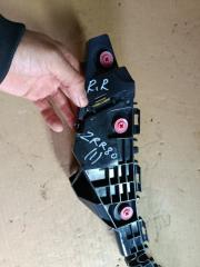 Крепеж бампера правый задний TOYOTA VOXY ZRR80 52575-28030 2 ракурс