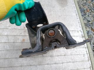 Подушка двигателя левая TOYOTA PASSO KGC30 1KR-FE 2 ракурс