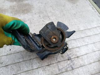 Подушка двигателя левая TOYOTA PRIUS ZVW30 2ZR-FXE 12372-37110 3 ракурс Подушка двигателя левая TOYOTA PRIUS ZVW30 2ZR-FXE 12372-37110 3 ракурс