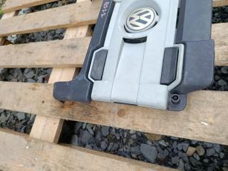 Пластиковая крышка на двс VOLKSWAGEN TOURAN 1T BMY 03c103925bb 4 ракурс Пластиковая крышка на двс VOLKSWAGEN TOURAN 1T BMY 03c103925bb 4 ракурс