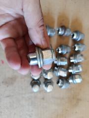 Гайка на колесо TOYOTA CELSIOR UCF31 3UZ-FE 2 ракурс Гайка на колесо TOYOTA CELSIOR UCF31 3UZ-FE 2 ракурс