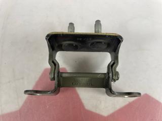 Фото запчасти петля двери крышки багажника правая VOLVO V50 2006 контрактная запчасть Запчасть петля двери крышки багажника правая VOLVO V50 2006