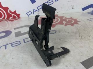 Запчасть крюк замка капота AUDI A6 2007