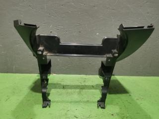 Фото запчасти кронштейн центральной консоли Mitsubishi lancer 2008 Б/У запчасть Запчасть кронштейн центральной консоли Mitsubishi lancer 2008