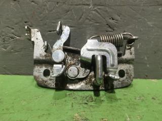 Фото запчасти замок багажника ответная часть Mitsubishi lancer 2008 Б/У запчасть Запчасть замок багажника ответная часть Mitsubishi lancer 2008