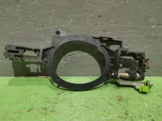 Фото запчасти кронштейн ручки двери передний левый Mitsubishi lancer 2008 Б/У запчасть Запчасть кронштейн ручки двери передний левый Mitsubishi lancer 2008