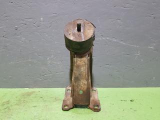 Запчасть кронштейн подушки двигателя ВАЗ Нива 1994