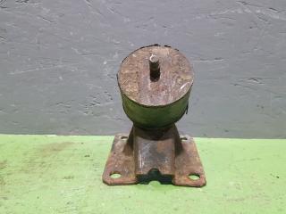 Запчасть кронштейн подушки двигателя ВАЗ Нива 1994