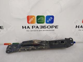 Кронштейн подрамника передний правый TOYOTA AVENSIS 2010