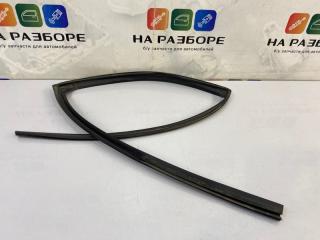 Уплотнительная резинка стекла двери задняя левая Toyota Avensis 2009
