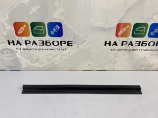 Уплотнительная резинка на дверь задняя правая Toyota Avensis 2009