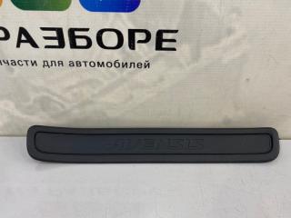 Накладка на порог внутренняя задняя правая Toyota Avensis 2009