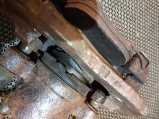 Суппорт передний правый Mazda3 2006 BK Z6