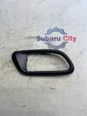 Пластик вокруг ручки салона правый Subaru Forester 2004