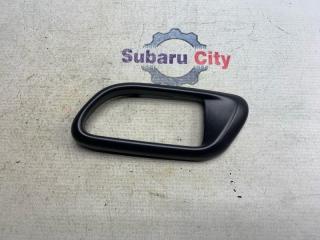Пластик вокруг ручки салона левый Subaru Forester 2004