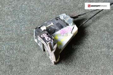 Замок двери задний левый Toyota PRIUS 2010