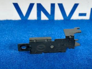 Запчасть кронштейн замка капота Mazda 6 2015