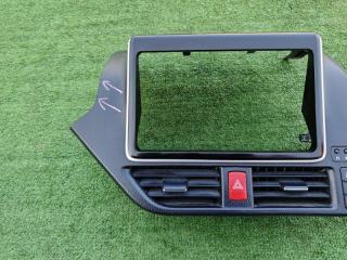Консоль магнитофона Toyota Noah ZWR80 Консоль магнитофона Toyota Noah ZWR80