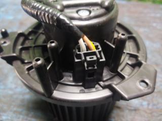 Мотор печки передний SUZUKI WAGON R MH44S R06A 3 ракурс
