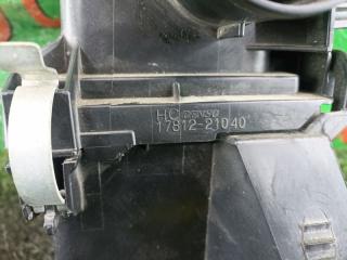 Корпус воздушного фильтра передний TOYOTA AQUA NHP10 1NZ-FXE 5 ракурс