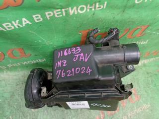 Корпус воздушного фильтра передний TOYOTA AQUA NHP10 1NZ-FXE 2 ракурс