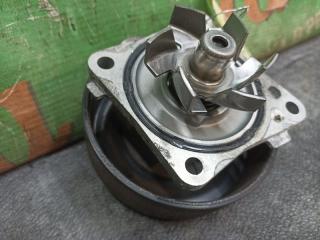 Помпа водяная MITSUBISHI MIRAGE A05A 3A90 2 ракурс