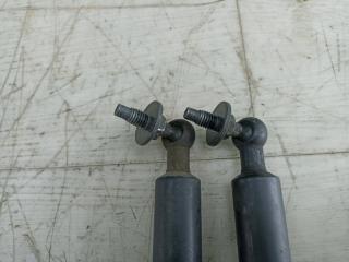 Амортизатор капота TOYOTA LAND CRUISER UZJ100 2UZ-FE 3 ракурс