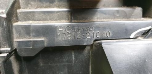 Корпус воздушного фильтра передний TOYOTA AQUA NHP10 1NZ-FXE 4 ракурс