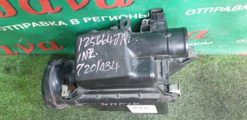 Корпус воздушного фильтра передний TOYOTA AQUA NHP10 1NZ-FXE 3 ракурс