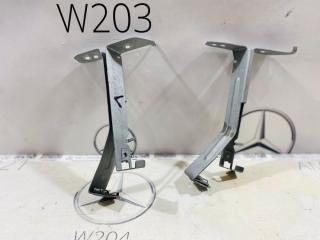 Фото запчасти кронштейн панели передний Mercedes W204 2013 контрактная запчасть Запчасть кронштейн панели передний Mercedes W204 2013